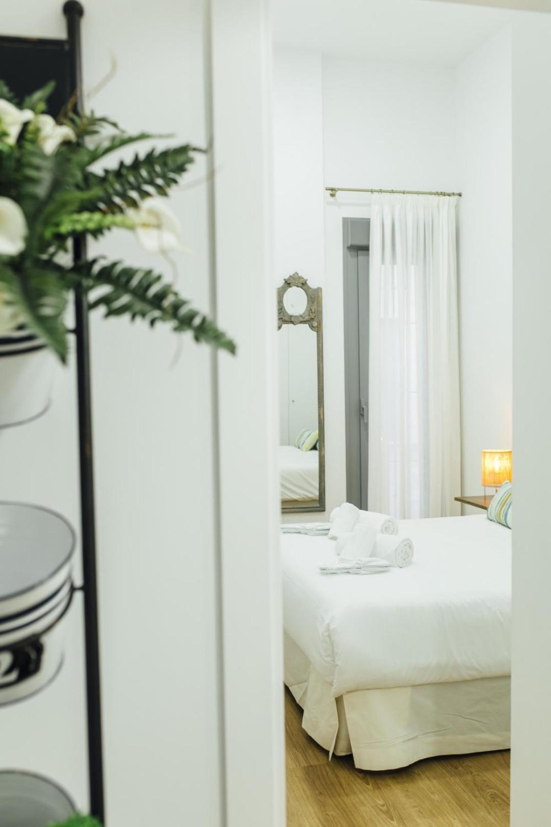 Modern With Seasonal Swimming Pool- 1bd 1bth- Goyeneta Séville